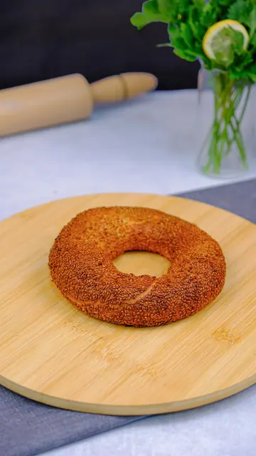 Tahta tepsi üzerinde susamlı sade simit